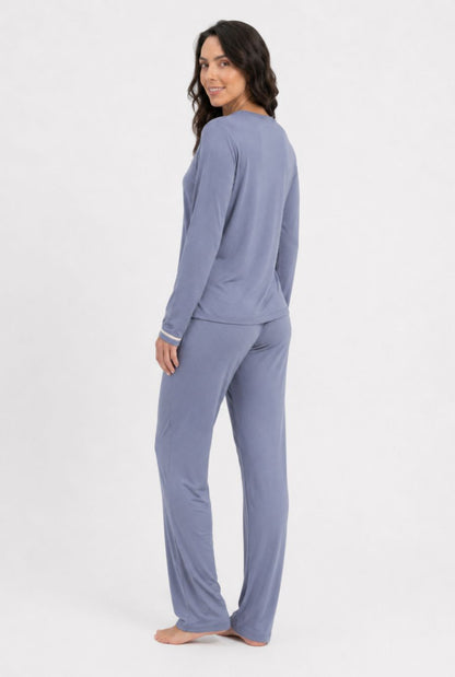 Modelo usando pijama feminino conjunto paris azul claro com blusa longa e calça em vista lateral