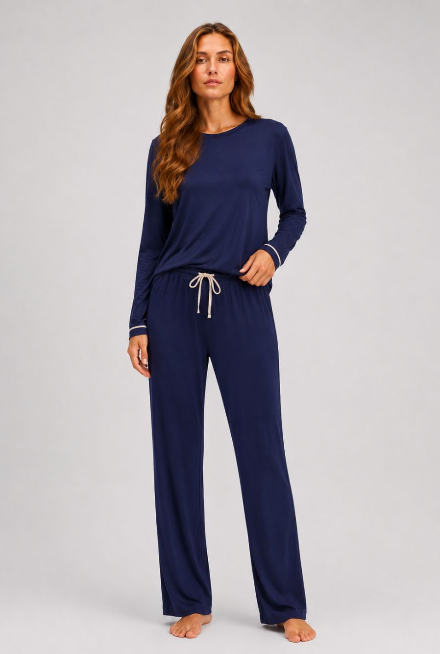 Modelo usando pijama feminino conjunto paris azul marinho com blusa longa e calça 