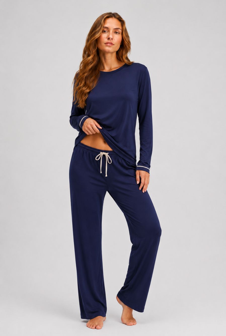 Modelo usando pijama feminino conjunto paris azul marinho com blusa longa e calça em pose livre