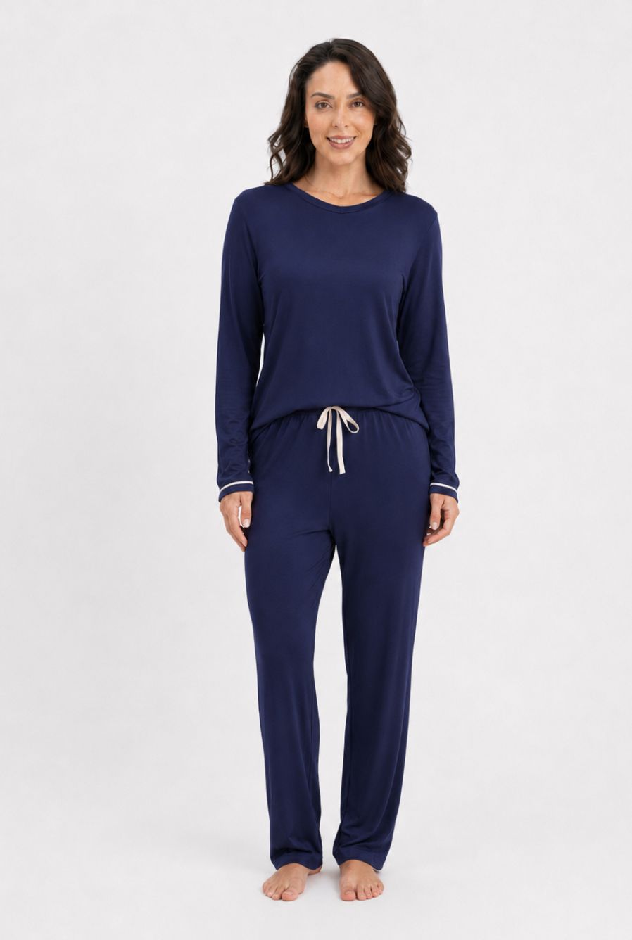 Modelo usando pijama feminino conjunto paris azul marinho com blusa longa e calça