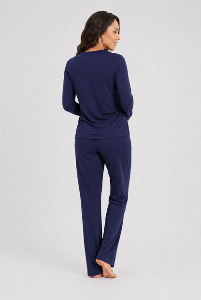 Modelo usando pijama feminino conjunto paris azul marinho com blusa longa e calça em vista traseira