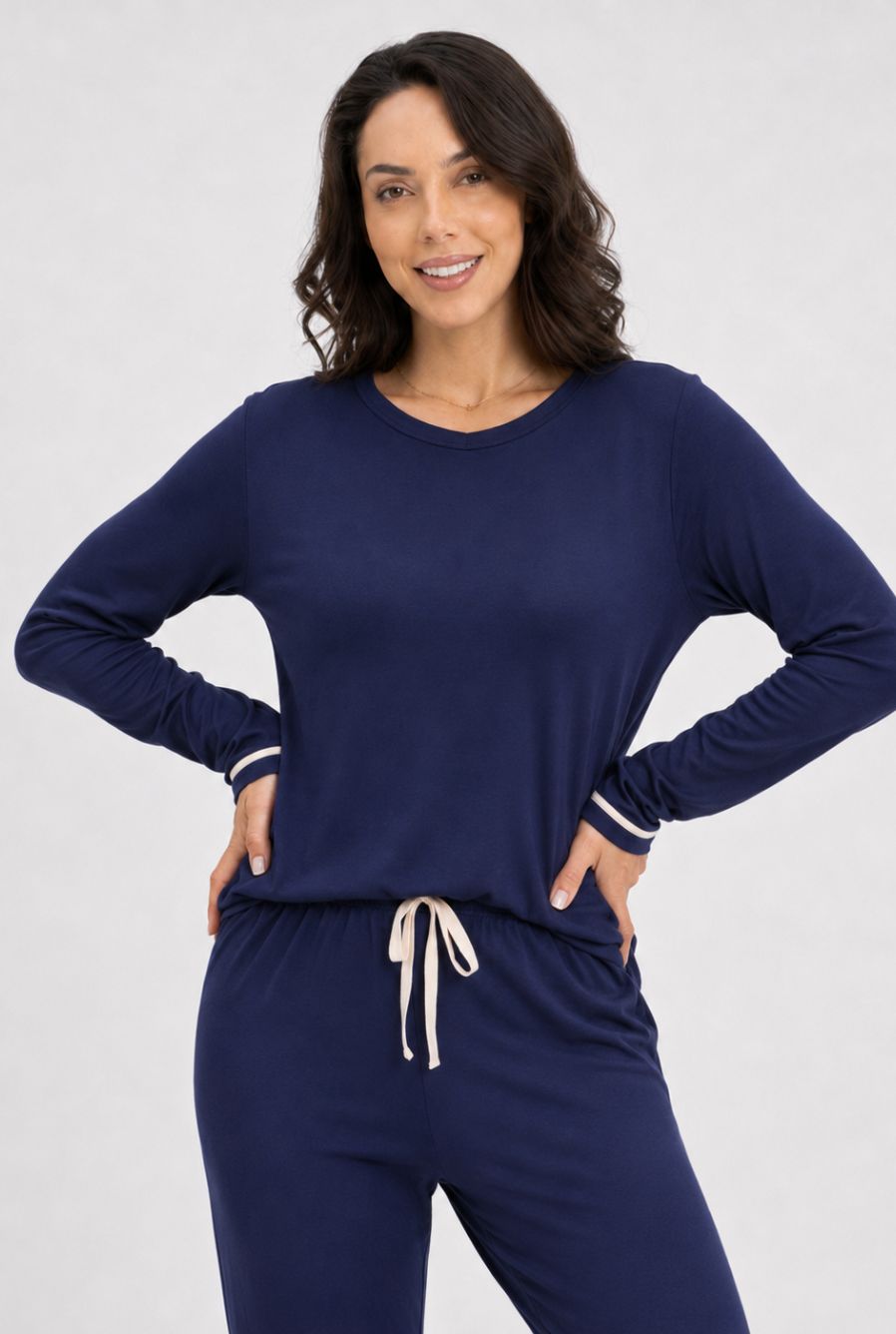 Modelo usando pijama feminino conjunto paris azul marinho com blusa longa e calça em vista aproximada