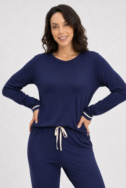 Modelo usando pijama feminino conjunto paris azul marinho com blusa longa e calça em vista aproximada
