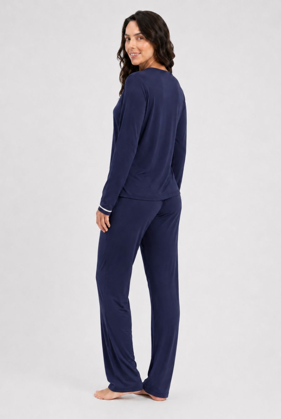 Modelo usando pijama feminino conjunto paris azul marinho com blusa longa e calça em vista lateral
