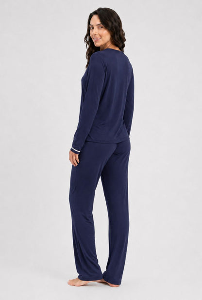 Modelo usando pijama feminino conjunto paris azul marinho com blusa longa e calça em vista lateral