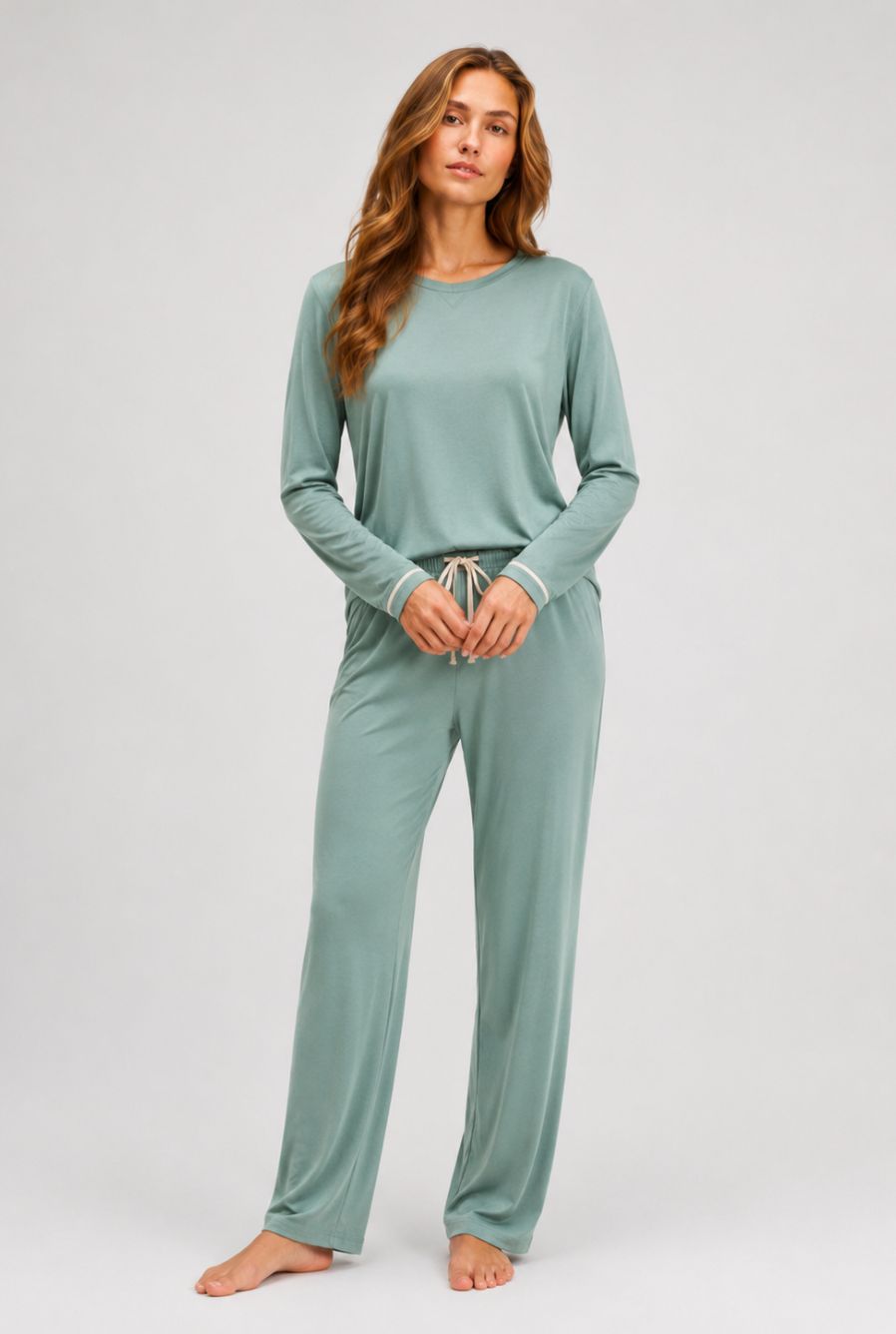 Modelo usando pijama feminino conjunto paris verde mint com blusa longa e calça