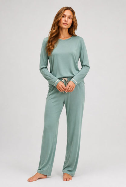 Modelo usando pijama feminino conjunto paris verde mint com blusa longa e calça