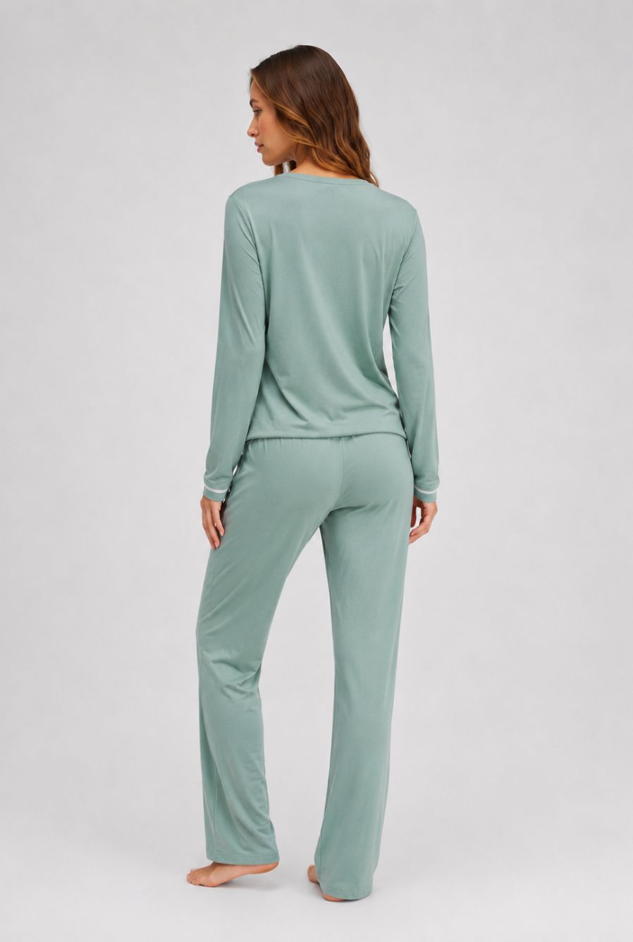 Modelo usando pijama feminino conjunto paris verde mint com blusa longa e calça em pose de costas