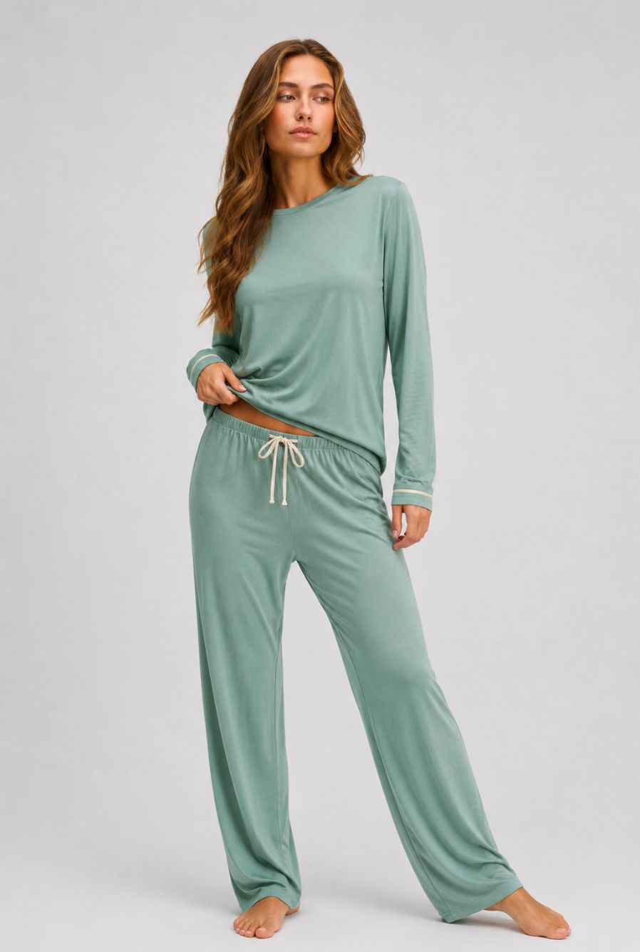 Modelo usando pijama feminino conjunto paris verde mint com blusa longa e calça em pose livre