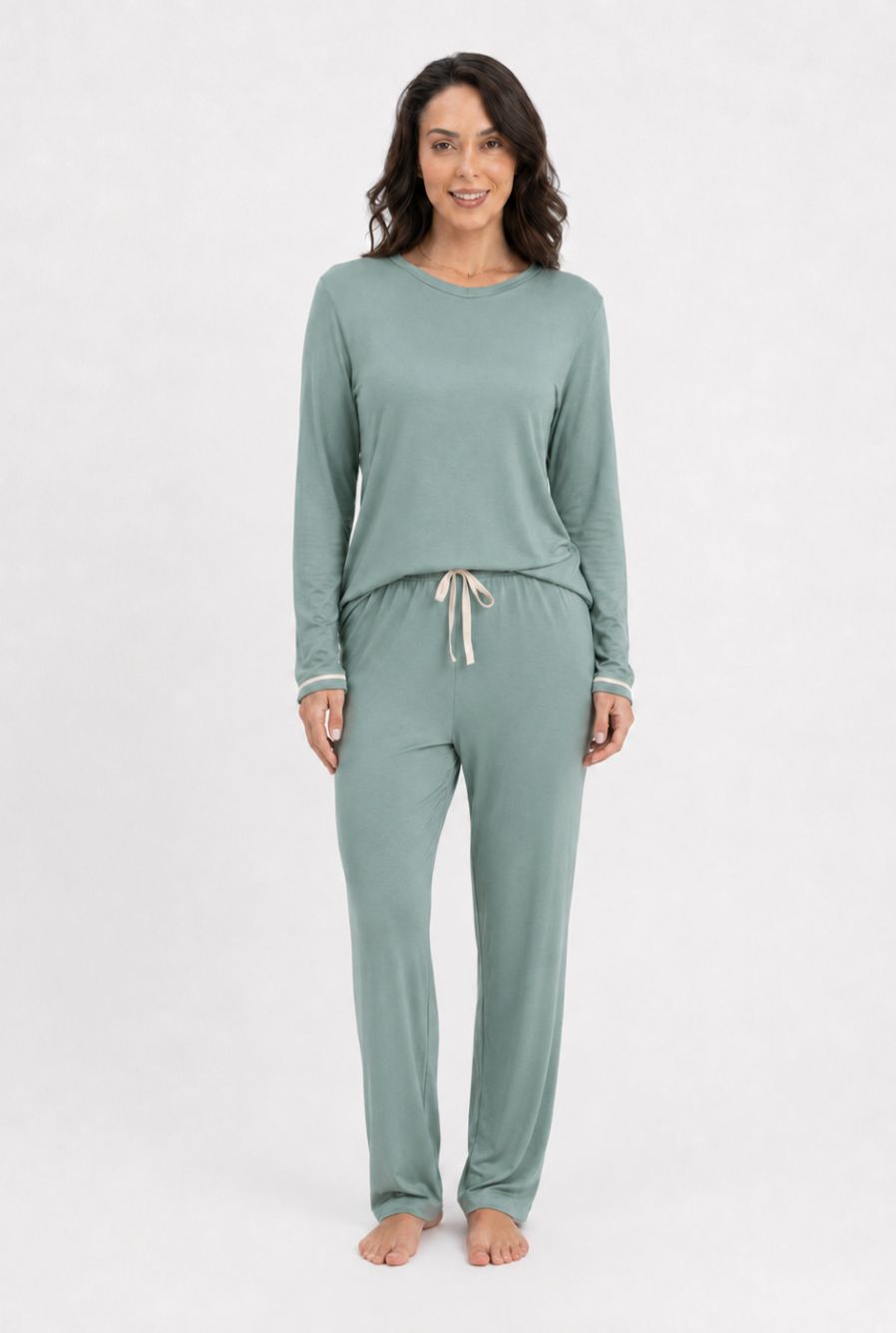 Modelo usando pijama feminino conjunto paris verde mint com blusa longa e calça