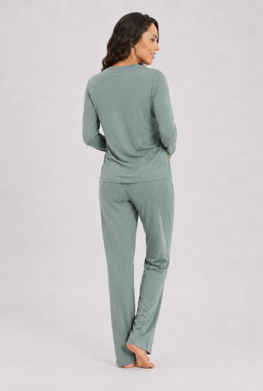 Modelo usando pijama feminino conjunto paris verde mint com blusa longa e calça em vista traseira