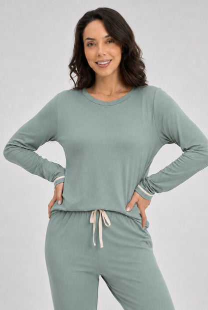 Modelo usando pijama feminino conjunto paris verde mint com blusa longa e calça em vista aproximada