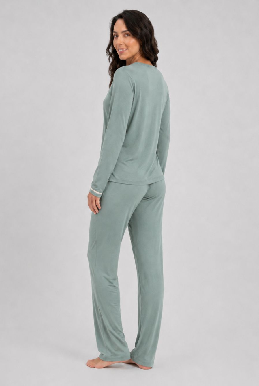 Modelo usando pijama feminino conjunto paris verde mint com blusa longa e calça em vista lateral