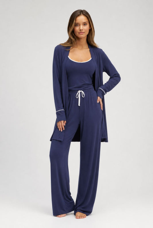 Modelo utilizando o pijama feminino conjunto trio milan azul marinho