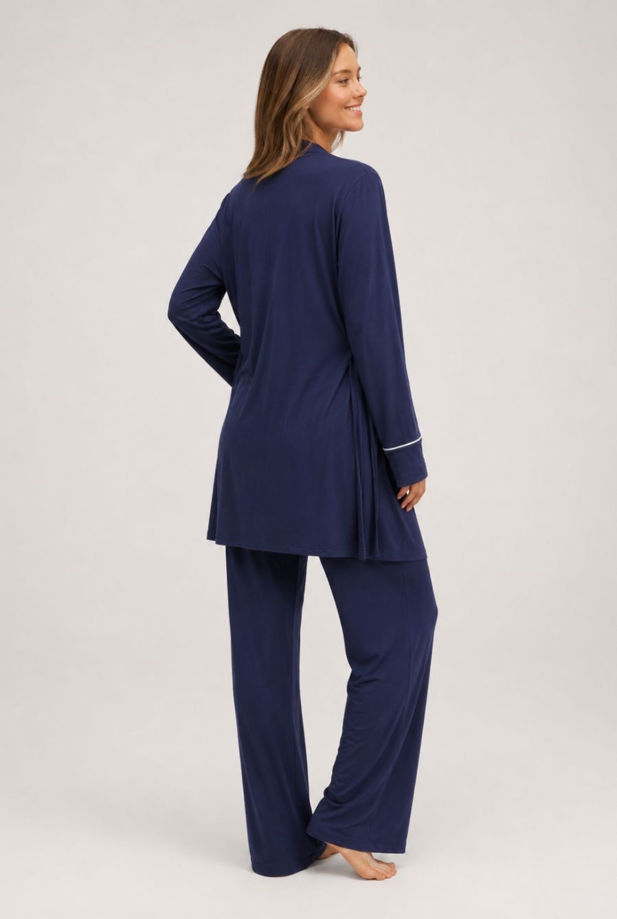 Modelo utilizando o pijama feminino conjunto trio milan azul marinho em pose de costas