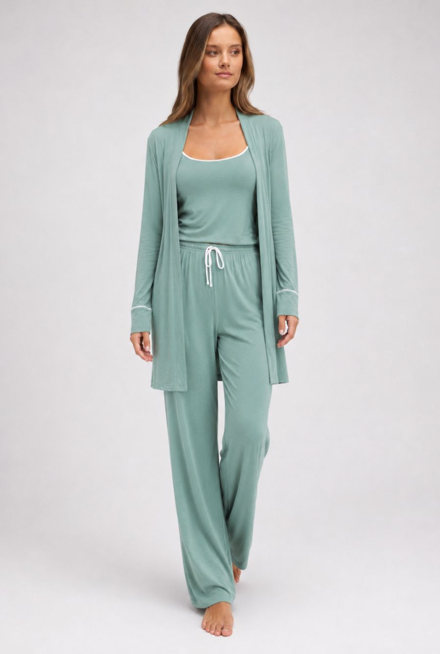 Modelo utilizando o pijama feminino conjunto trio milan verde mint 