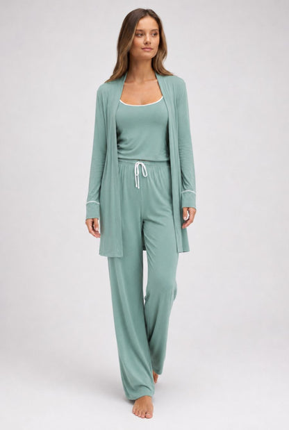 Modelo utilizando o pijama feminino conjunto trio milan verde mint 