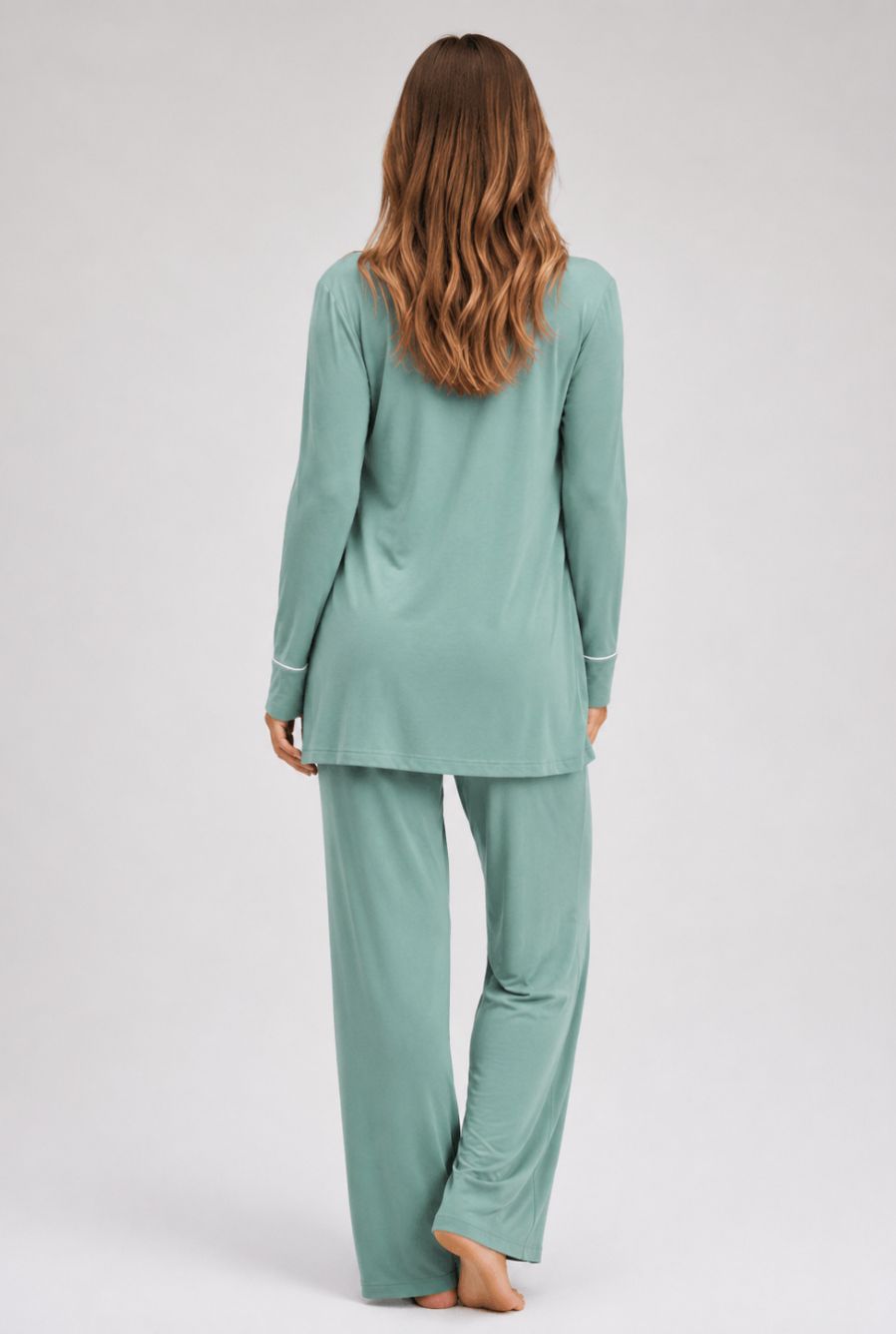 Modelo utilizando o pijama feminino conjunto trio milan verde mint em pose de costas