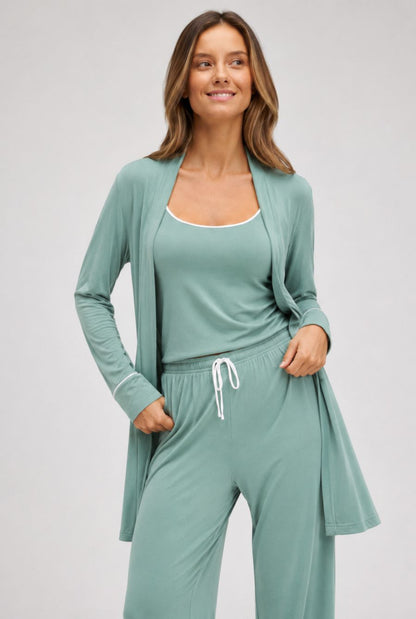 Modelo utilizando o pijama feminino conjunto trio milan verde mint em pose espontânea