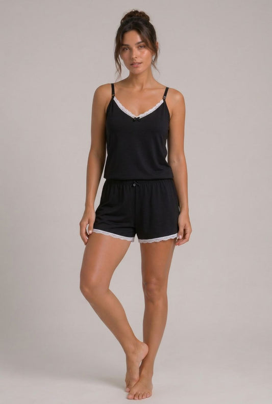 Modelo usando pijama feminino conjunto Veneza preto com blusa de alças, short e detalhe em renda branca