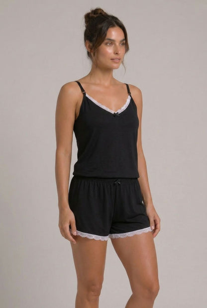 Modelo usando pijama feminino conjunto Veneza preto com blusa de alças, short e detalhe em renda branca