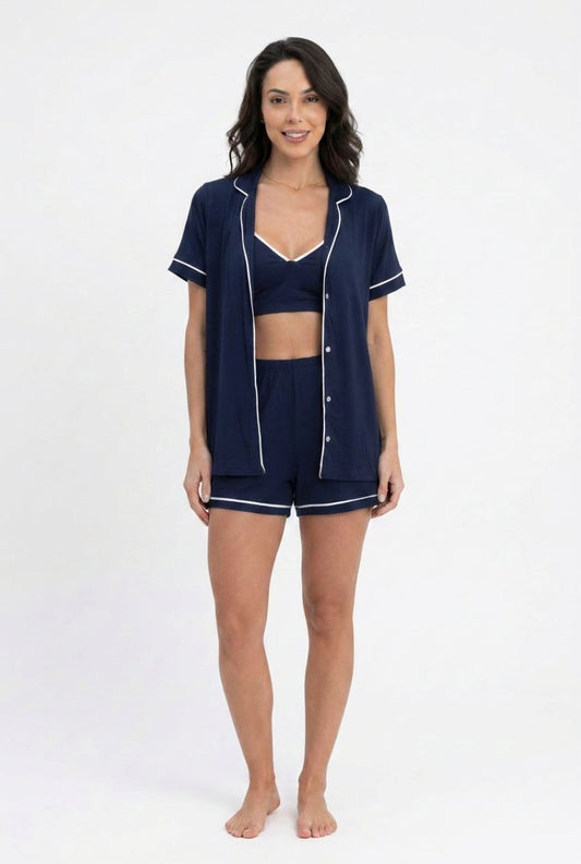 modelo usando pijama feminino 3 peças conjunto valen azul marinho com top, camisa de botões curta e shorts